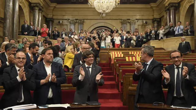 Los diputados de Junts pel Sí (JxSí) y la CUP celebran el resultado de la votación