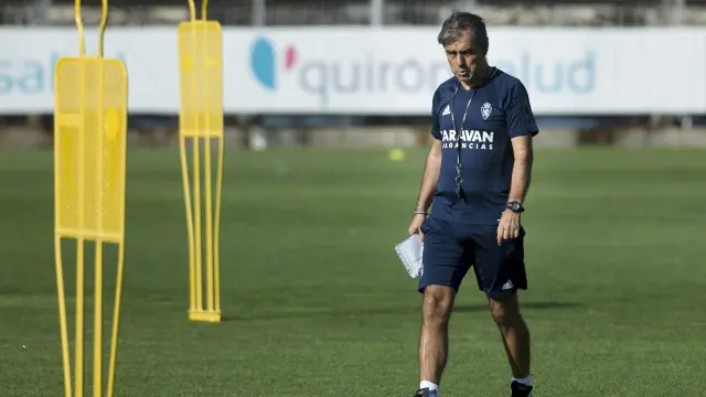 Natxo González, entrenador del Real Zaragoza, durante una sesión preparatoria en la Ciudad Deportiva.