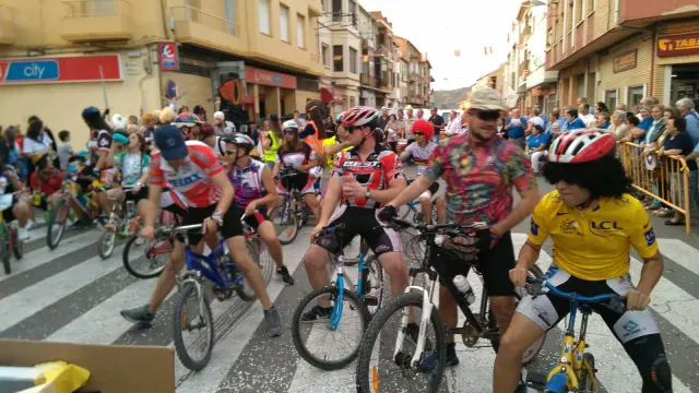 Uno de los grupos del desfile parodió una etapa de la Vuelta Ciclista.