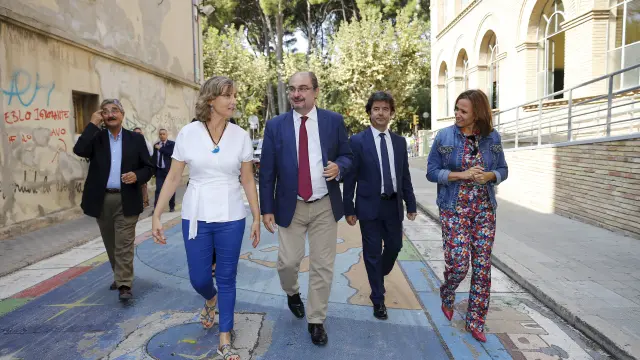 El presidente Javier Lambán ha coincidido este jueves en Huesca con el alcalde Luis Felipe, que apoya a su rival por las primarias.