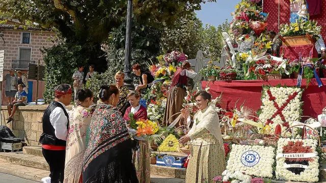 Muchos vecinos ataviados con trajes regionales se dieron cita ayer en la ofrenda floral de Barbastro.