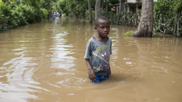 Un niño camina por una calle inundada tras el paso del huracán Irma en Haití.