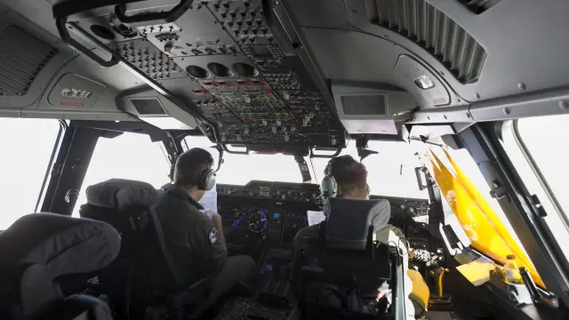 La cabina de los pilotos del avión A400M en su vuelo de estreno en una misión, hacia Estonia.