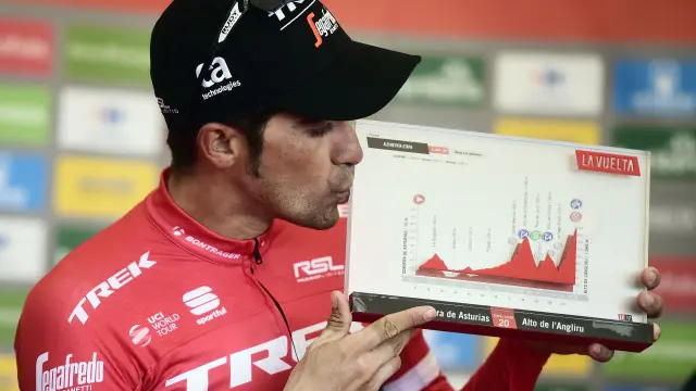 Contador besa el trofeo que le acredita como vencedor en el Angliru.