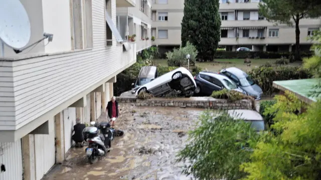 Coches arrollados por las inundaciones en Livorno (Italia).