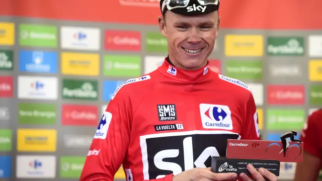 El ciclista británico Christopher Froome (Sky) posa con el trofeo de campeón de La Vuelta.