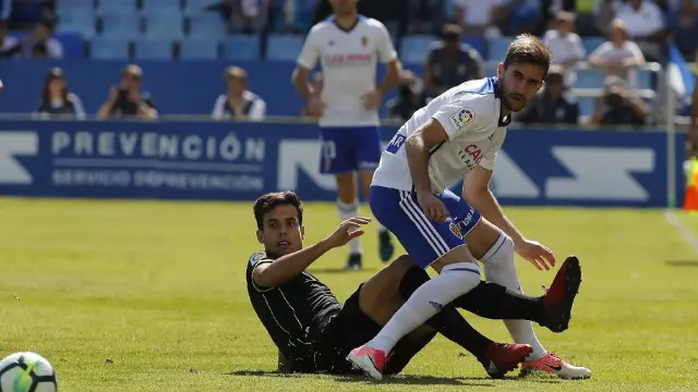 Benito, en pugna con un rival del Alcorcón, observa el balón que ha rebasado su posición en un lance del partido de este pasado domingo en La Romareda.