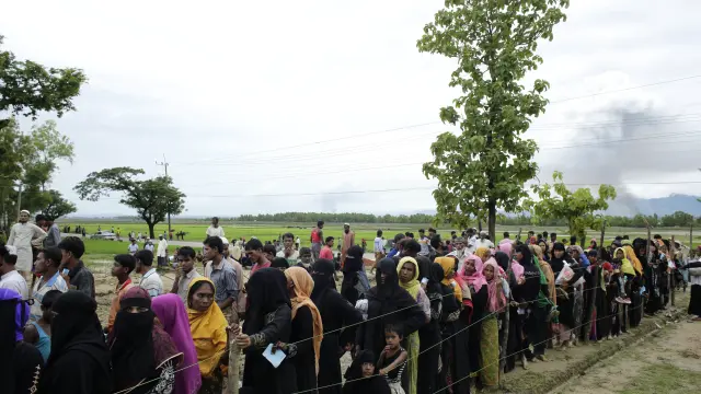 La minoría musulmana rohinyá huyó de Birmania hacia Bangladesh.