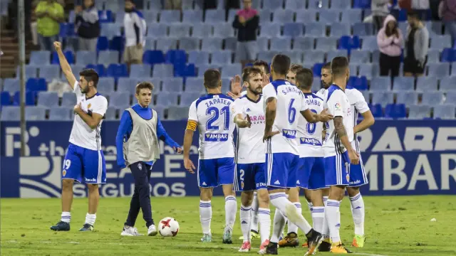 Los futbolistas del Real Zaragoza celebran su clasificación copera el pasado miércoles ante el Granada en una Romareda semivacía, ya en la medianoche del jueves (el partido empezó a las 22.00).