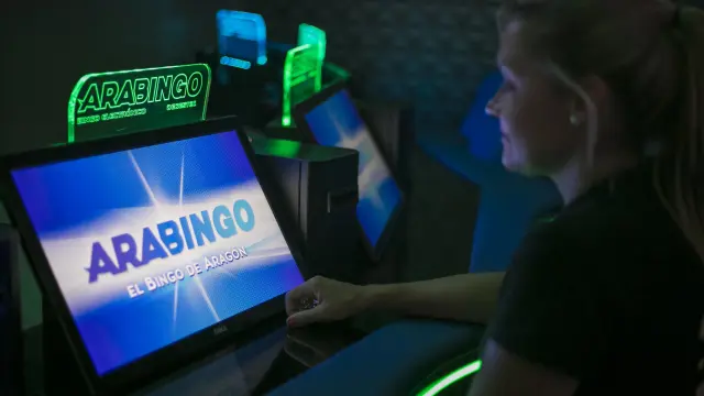 Una usuaria delante de la pantalla de un bingo electrónico.