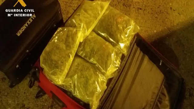 Marihuana en el interior de la maleta