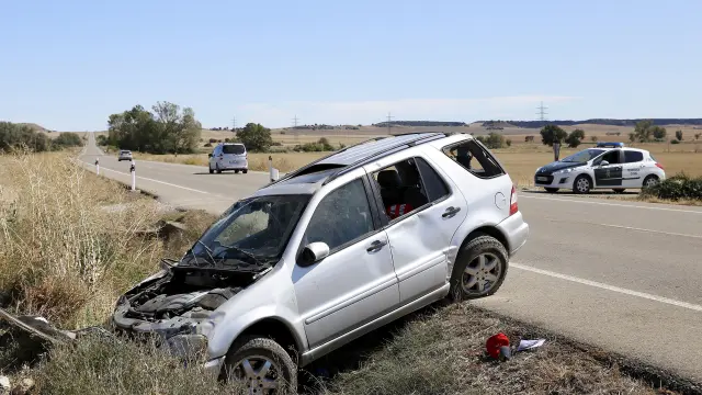 Imagen de cómo quedó el coche del accidente que ha motivado el llamamiento en las redes sociales de Ramón López Delgado, bombero de Huesca