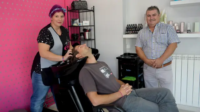 Esther Fortea, con el coordinador del vivero de empresas del Segundo de Chomón, Alfredo Ros, y un cliente, en la peluquería
