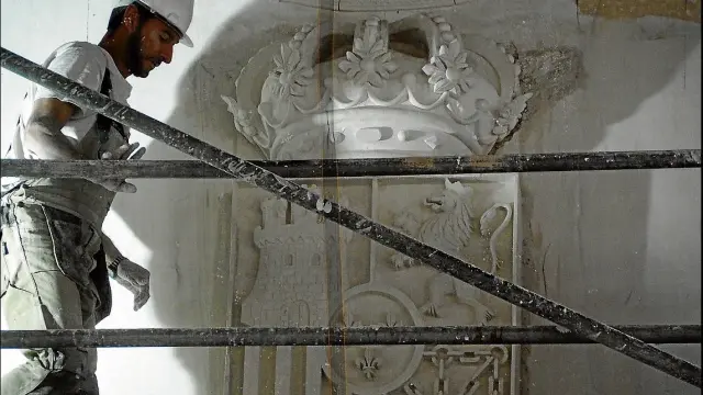 Un escayolista colocó el lunes el escudo en el vestíbulo de Canfranc.