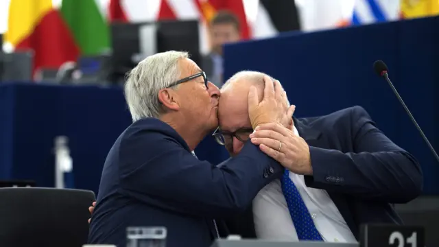 Juncker besa la cabeza del vicepresidente de la CE.