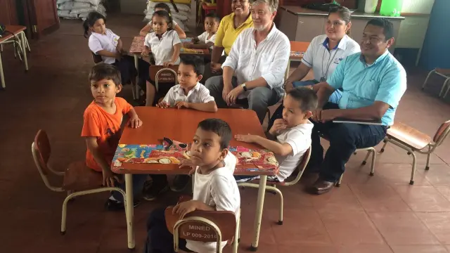 El alcalde de Zaragoza, durante su visita a la comunidad de La Merced, en Nicaragua.