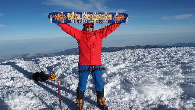 José Manresa en la cima del Chimborazo con la bufanda del Real Zaragoza.