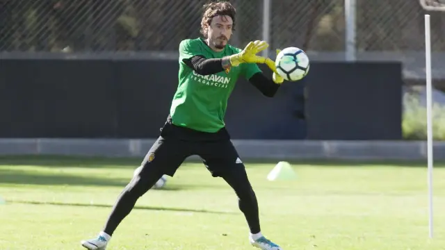Cristian Álvarez detiene un balón en el entrenamiento del equipo en la Ciudad Deportiva