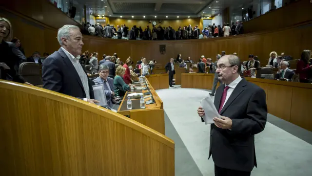 El presidente de Aragón, Javier Lambán (derecha), y el portavoz del PSOE, Javier Sada, tras finalizar la intervención de ayer.