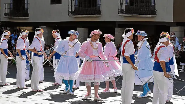 Los mozos danzantes de Graus ayer en la plaza Mayor del municipio oscense.