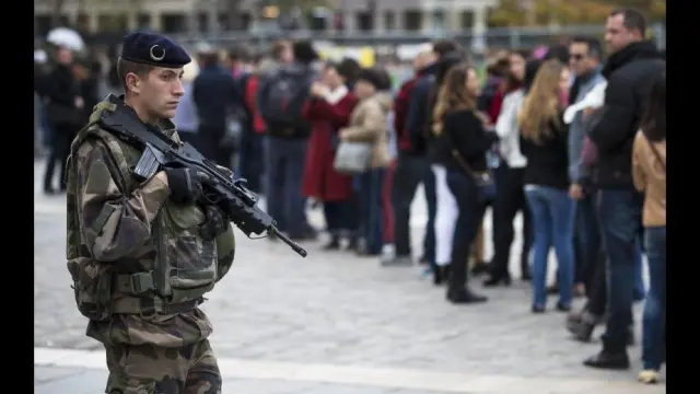Un militar patrulla París en una imagen de archivo.