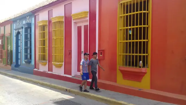 Niños paseando por la restaurada calle Carabobo de Maracaibo (Venezuela)