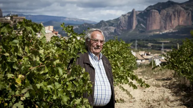 Jorge Senar, en los viñedos de Pegalaz, con Santa Eulalia a un lado y los mallos de Riglos al otro.