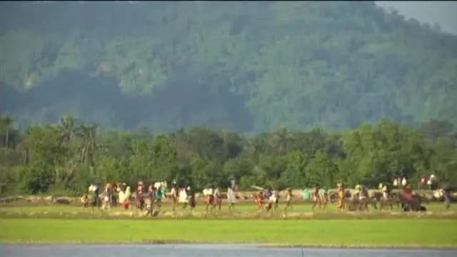 Miles de rohinyá  huyen de Birmania hacia Bangladesh, perseguidos por las autoridades locales