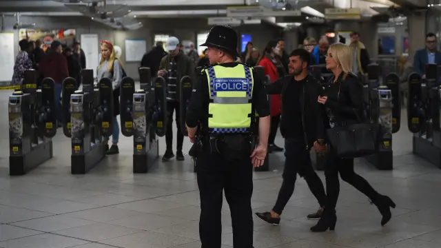 Vigilancia policial en el metro de Londres, este domingo.