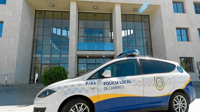 La comisaría de la Policía Local de Cambrils se ubica en el mismo edificio del Ayuntamiento.