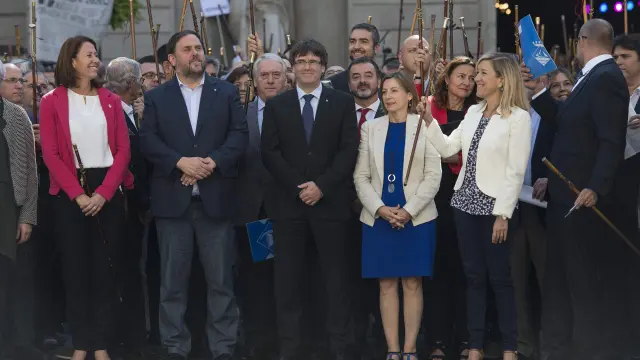 Puigdemont, Junqueras y Forcadell, en el acto de este sábado con los alcaldes que defienden el 1-O.
