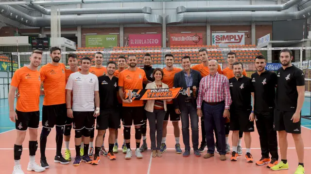 La alcaldesa Emma Buj con la plantilla del Club Voleibol Teruel, este lunes en el pabellón de Los Planos.
