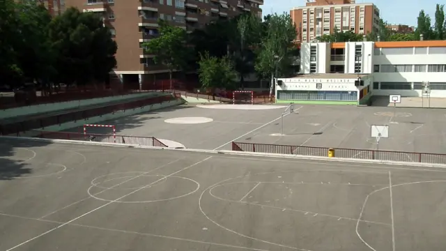 Patio del colegio María Moliner de Zaragoza, que está promoviendo deportes y actividades alternativas.