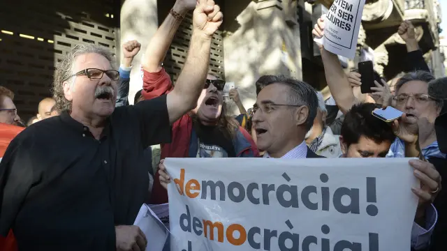 Tarda, junto a decenas de manifestantes en Barcelona.