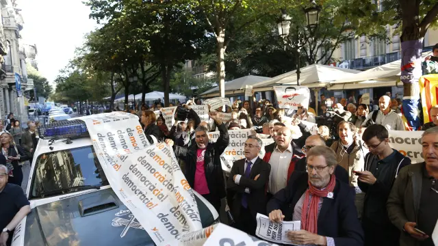 Numerosas personas se han concentrado en la consejería de economía de la Generalitat