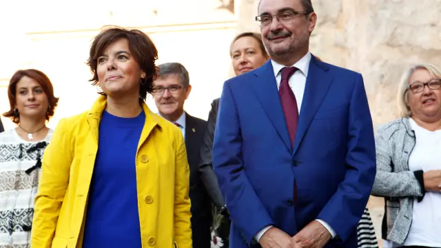 La vicepresidenta Soraya Sáenz de Santamaría y el presidente aragonés, Javier Lambán, este miércoles en Teruel.