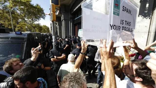 Manifestantes en Barcelona portan una urna como protesta.