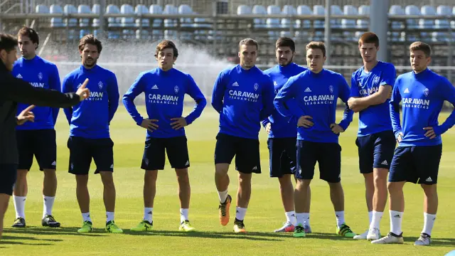 Los futbolistas del Real Zaragoza, en un entrenamiento de esta semana