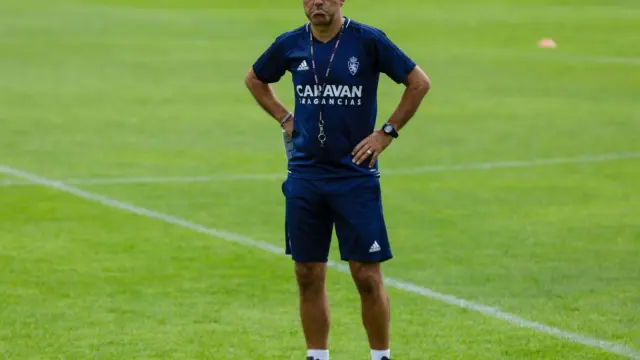 Natxo González, con un clásico gesto, atiende el desarrollo del entrenamiento del equipo.