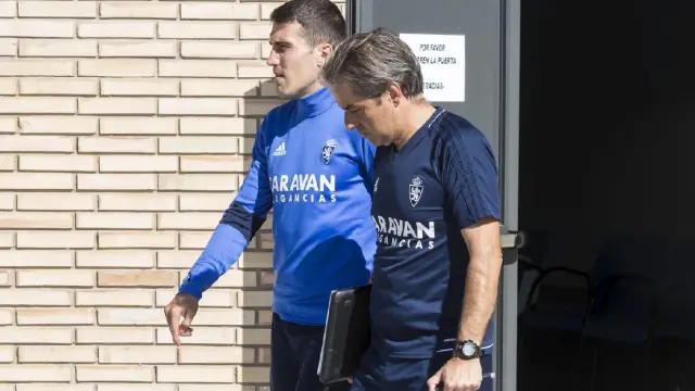 Natxo González, junto al capitán, Alberto Zapater, a la salida de la sala de vídeo de la Ciudad Deportiva.