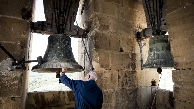Jesús Morlans palpa la campana mayor de San Salvador, llamada María.
