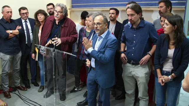 Pablo Iglesias, junto a otros diputados de Podemos, IU, ERC, PNV, PdCat y Bildu, en el Congreso.