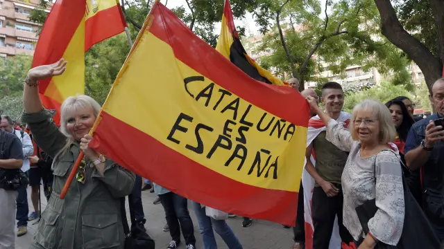 Un centenar de personas se manifiesta frente a la sede de la ANC por la unidad de España