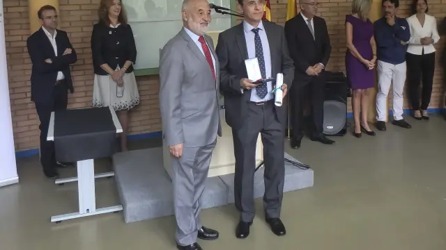 El subdelegado Ángel Val entrega la medalla al funcionario Jesús Martínez, ayer, en la prisión.