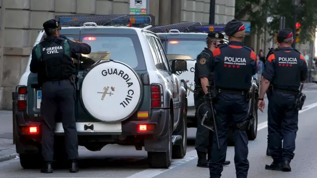Los Mossos escoltan a agentes de la Guardia Civil, el pasado mes de septiembre en Barcelona.
