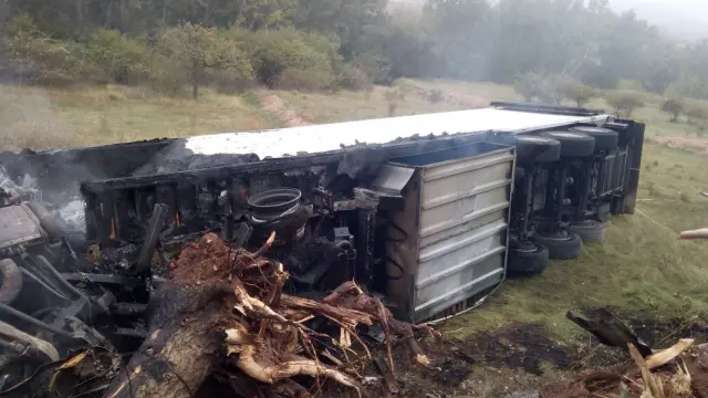 Un fallecido al incendiarse un camión en la N-234