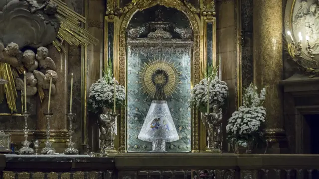 La Virgen del Pilar con el manto donado por HERALDO al Cabildo.