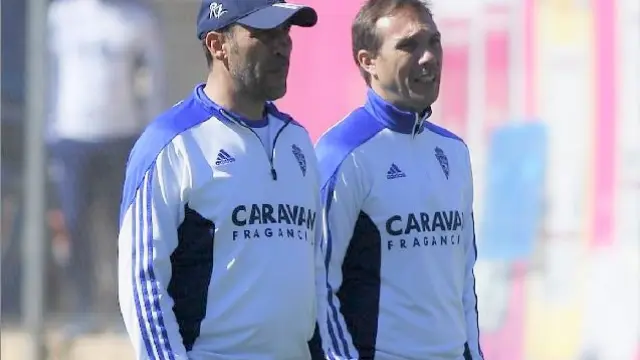 Rodri camina y conversa con Agné en la Ciudad Deportiva del Real Zaragoza, el pasado mes de marzo cuando ambos dirigían el vestuario blanquillo.