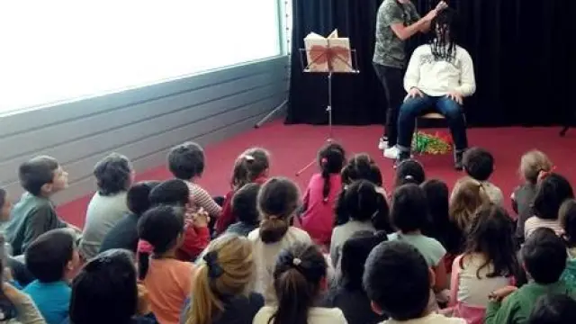 Una actividad de cuentacuentos a niños en una biblioteca oscense.