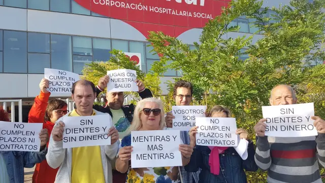 Concentración de protesta de clientes de iDental, este lunes en Zaragoza